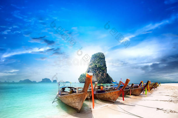 热带岛屿上的泰国海滩。美丽的旅游背景