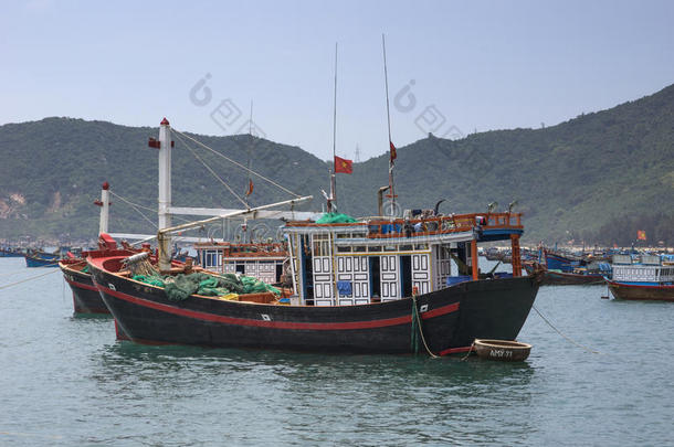 在村前停泊的众多渔船中，集中一艘渔船