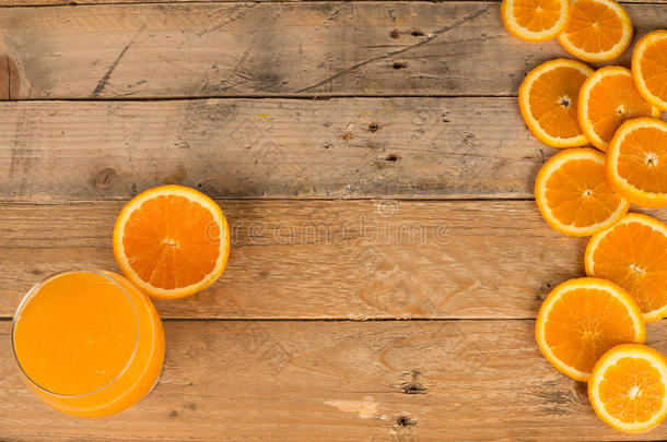 乡村餐桌上的橙色背景