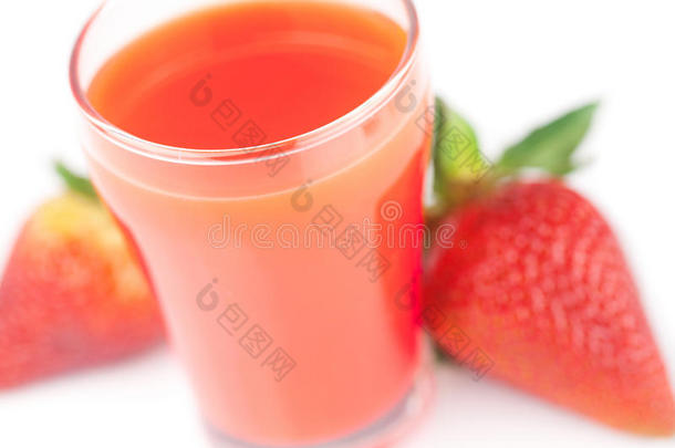 草莓和一杯<strong>草莓汁</strong>