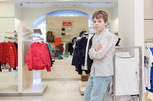 这个男孩在服装店挑选现代服装