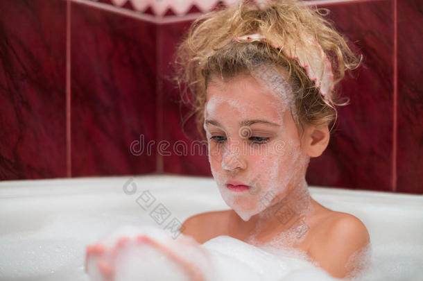 小女孩用泡沫洗澡