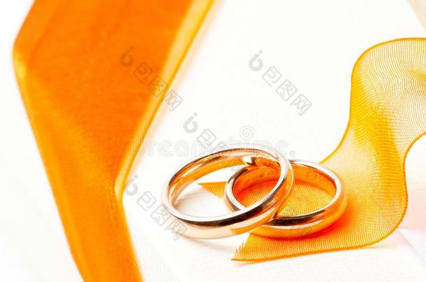 金色结婚戒指橙色丝带