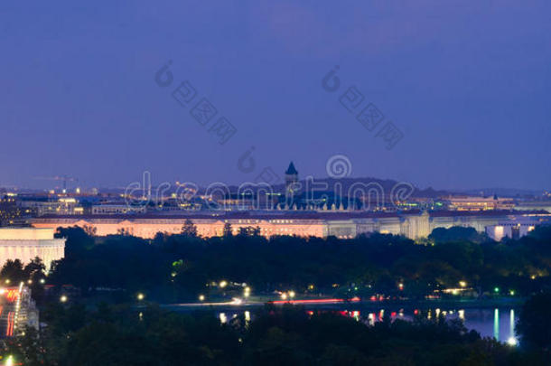 华盛顿特区夜间天际线，包括林肯纪念堂、华盛顿纪念碑和阿灵顿纪念桥