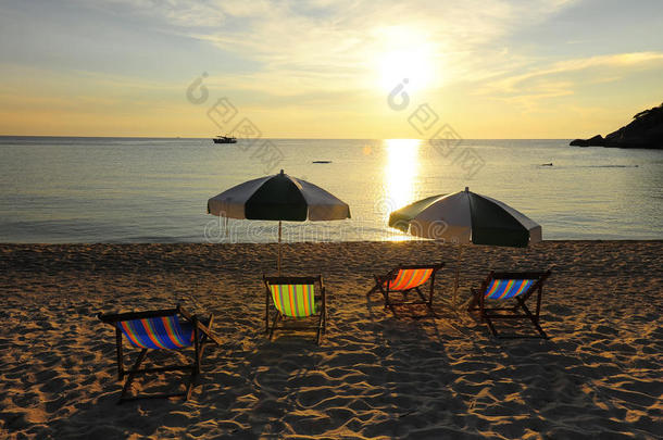 夕阳背景下的沙滩遮阳伞
