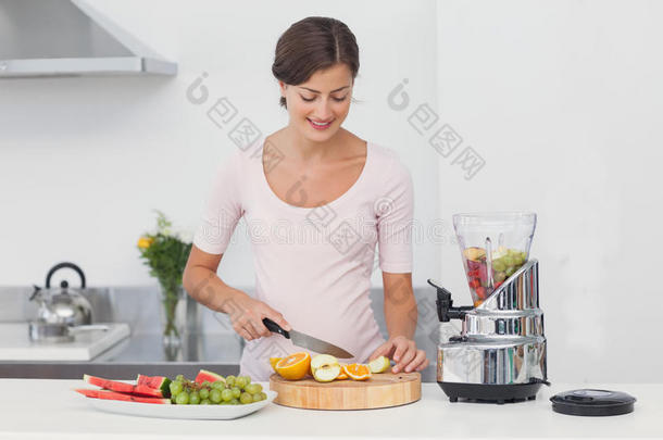 孕妇在厨房切水果