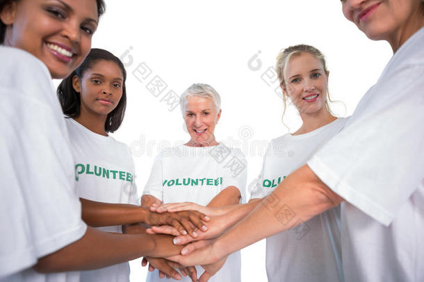 一队双手合十的女<strong>志愿</strong>者对着镜头微笑