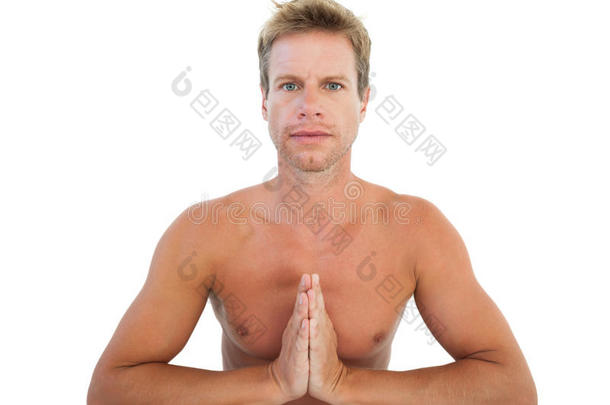 赤膊男子做瑜伽和冥想
