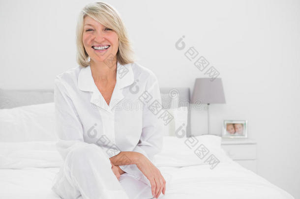 幸福的女人<strong>盘腿坐</strong>在卧室里