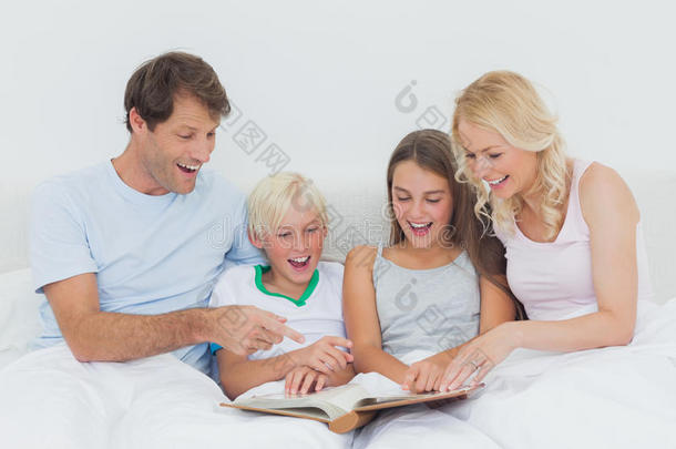 一家人一起看书