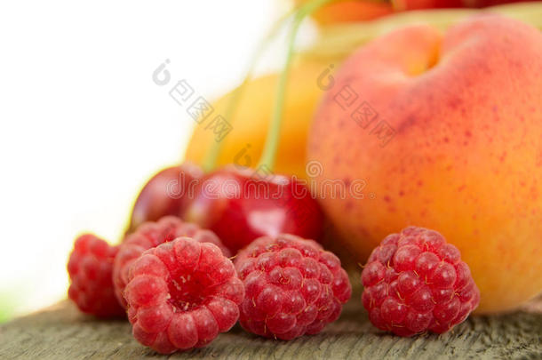 木桌上新鲜成熟的甜水果