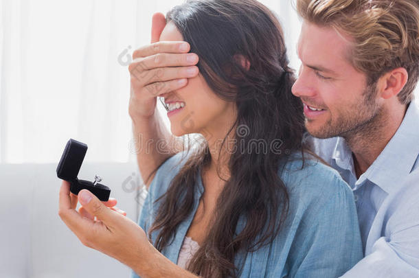 男人藏着妻子的眼睛给她一枚订婚戒指