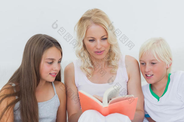 母亲给孩子们读故事