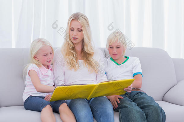母亲给孩子们读故事
