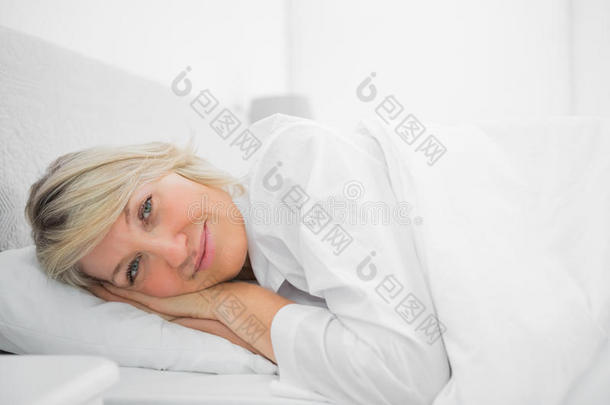 躺在床上的放松的女人