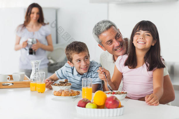 微笑的一家人一起在厨房吃早餐