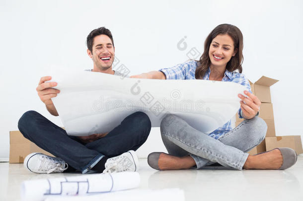 男人和他的妻子在看他们的房子计划