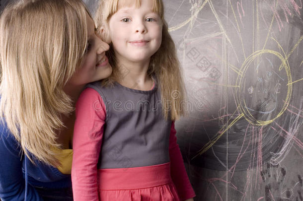 黑板上画的女人和可爱的小女孩的画像