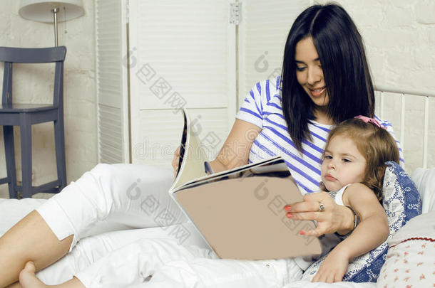 幸福家庭、母女卧床读书写真