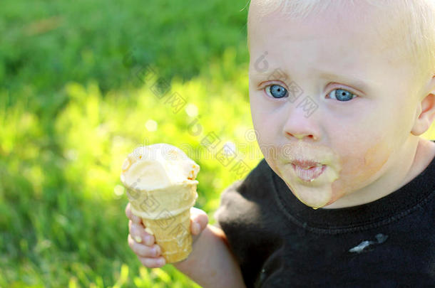 可爱的宝宝吃冰淇淋蛋筒