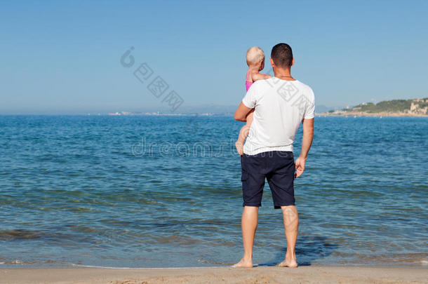 快乐的<strong>父亲和</strong>他的小<strong>女儿在海滩</strong>