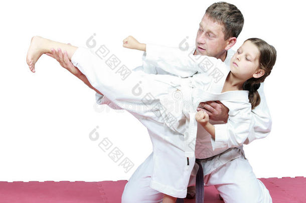 爸爸教女儿打拳踢空手道