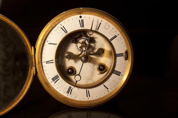 维多利亚时代古董钟的表面