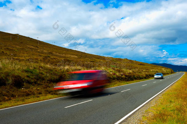 汽车在乡间路上超速行驶