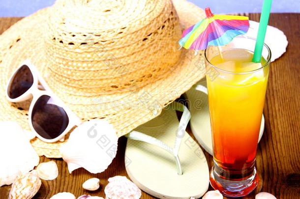 红黄鸡尾酒配夏日帽子、太阳镜