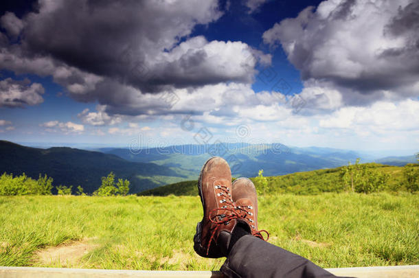登山鞋。徒步旅行者享受风景放松