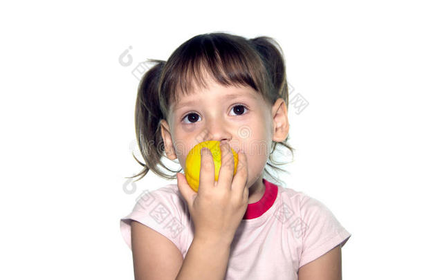 小女孩吃黄色水果