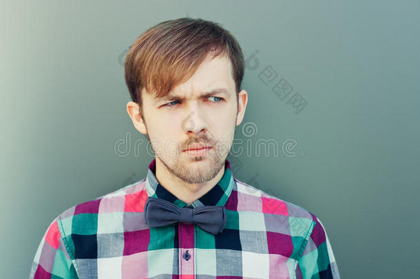 年轻的有思想的男人，衬衫上系着蝴蝶结