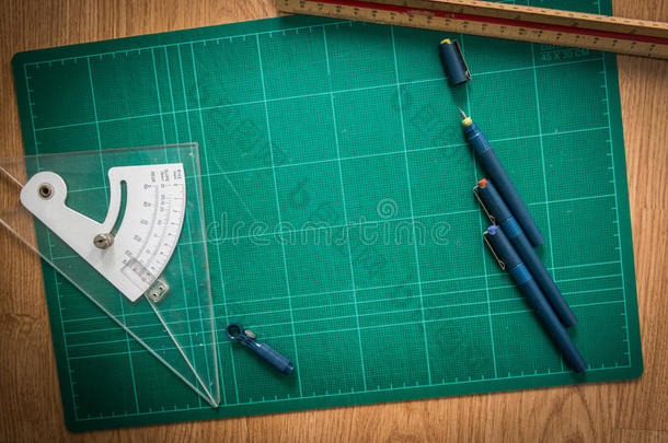 切割垫，钢笔绘图，调整角度工具，刻度尺