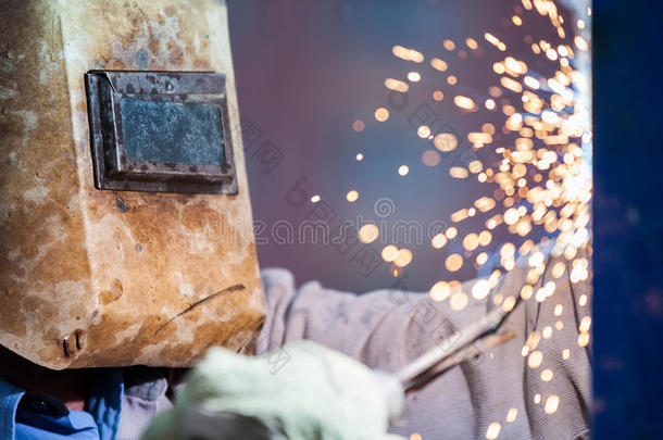 防护面罩焊接金属结构中的电焊机工人