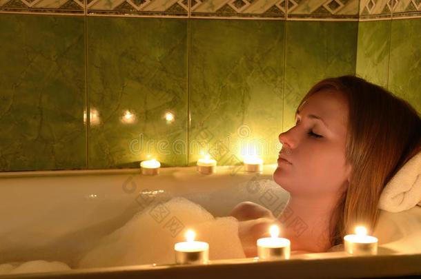 女孩对着蜡烛洗澡