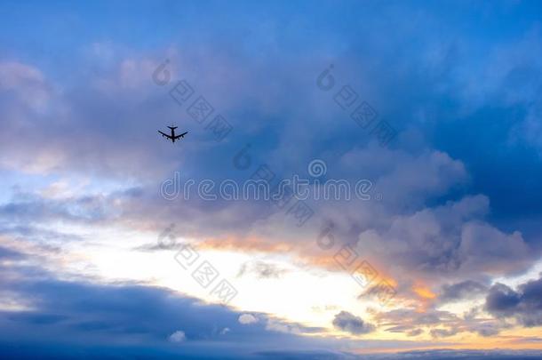 一架商用喷气式飞机在最后接近美丽的天空