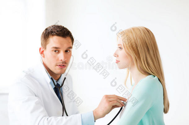 医生用听诊器听病人说话