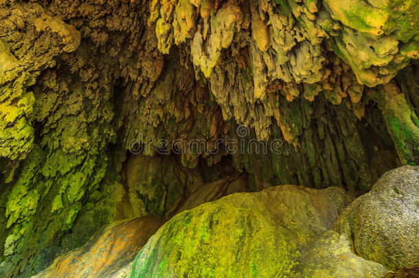 石灰岩洞穴。