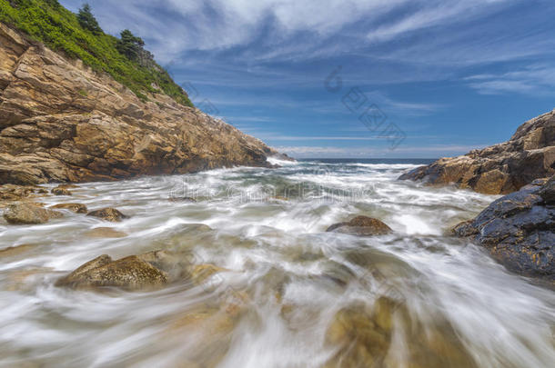 海浪撞击岩石海岸-缓慢的快门速度