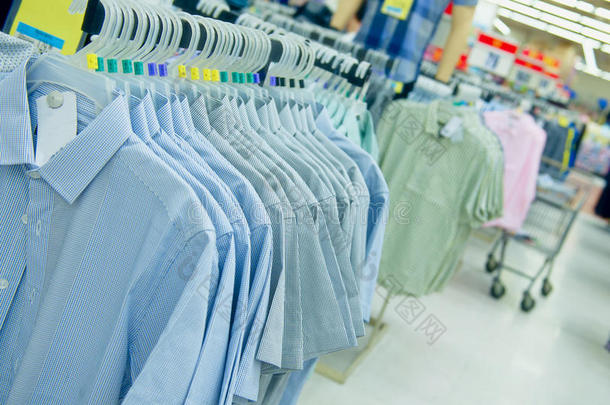 服装店的许多衬衫