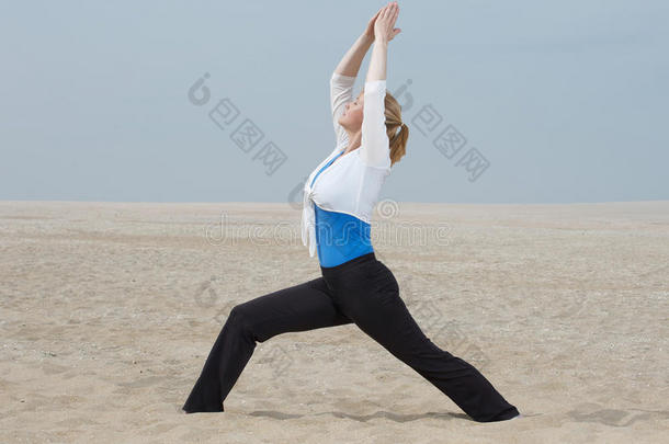 站在海滩瑜伽岗位上的女人
