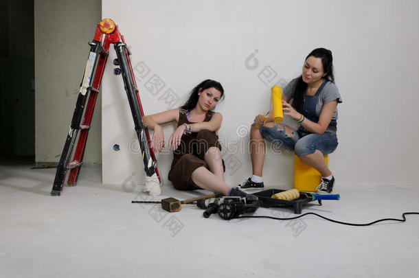 两个年轻女子正在装修房子