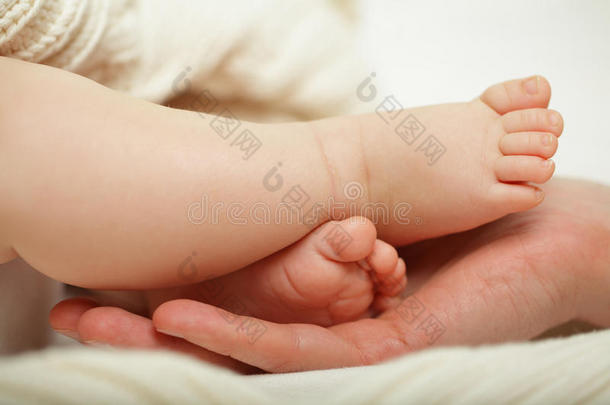小宝宝的脚在爸爸的手里