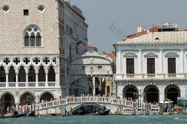 威尼斯的<strong>叹息</strong>桥，从泻湖上看到游客