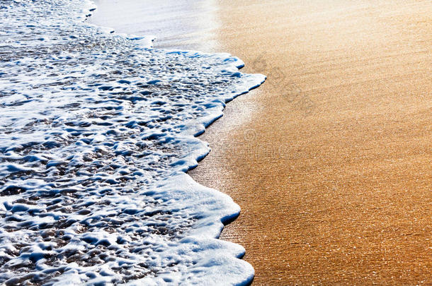 浪花溅在沙滩上