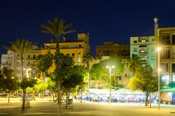 从海边俯瞰barceloneta区的夜景。