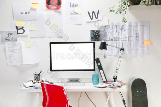 现代创意工作区，配有电脑和红色椅子。