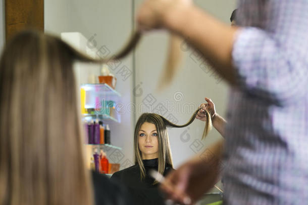 理发店剪长发的女人