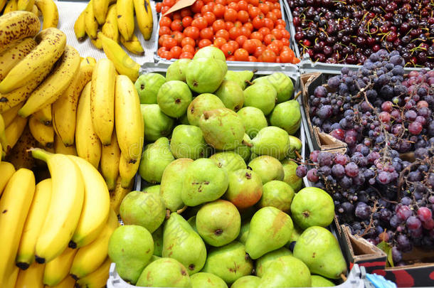 市场上摆着香蕉、梨、葡萄和樱桃的<strong>水果摊</strong>
