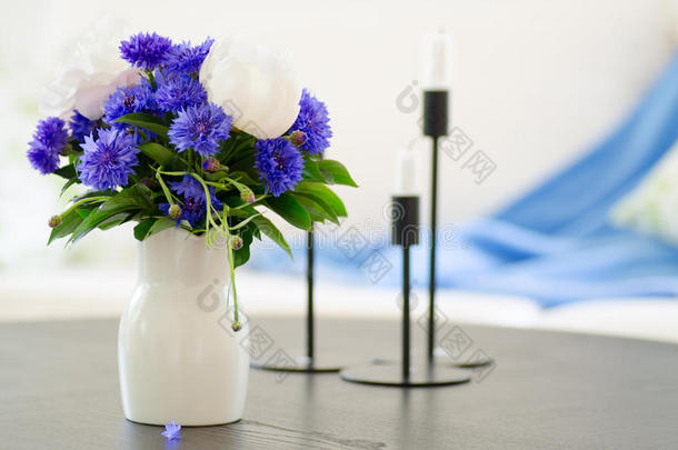 现代客厅的蓝色花瓶